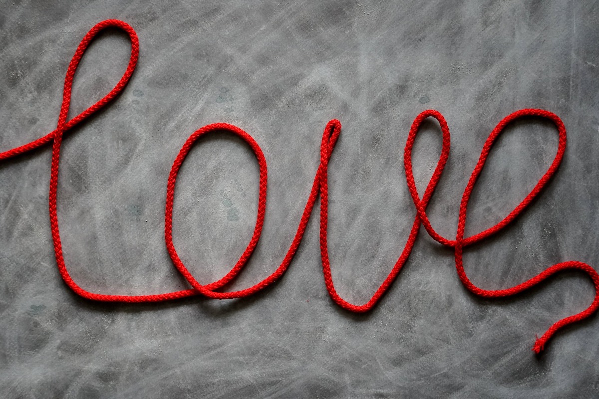 Mysticisme enchanté dans un bracelet à fil rouge