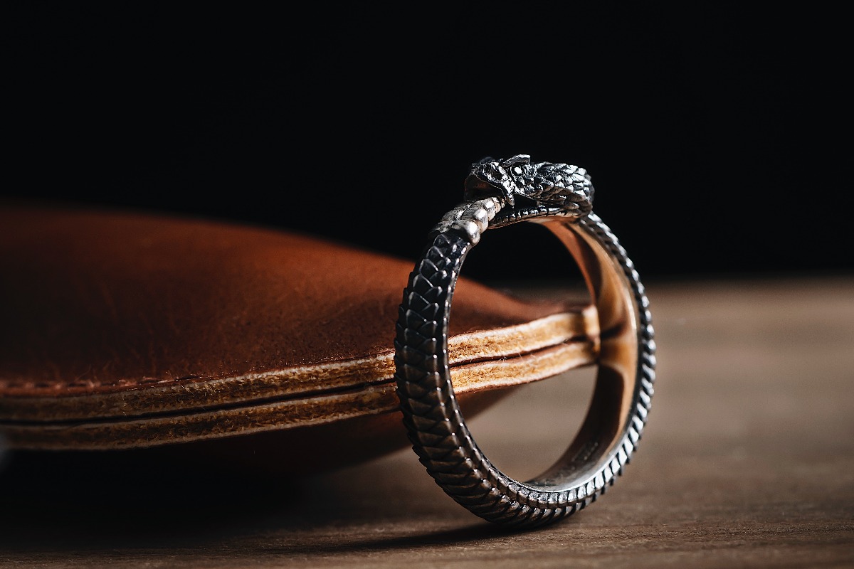 Techniques décoratives en bijouterie – oxydation, rhodiage, placage