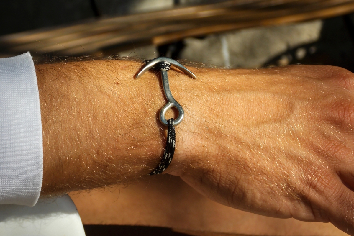 Bijoux de style homme. Une alliance ou peut-être une chevalière ?