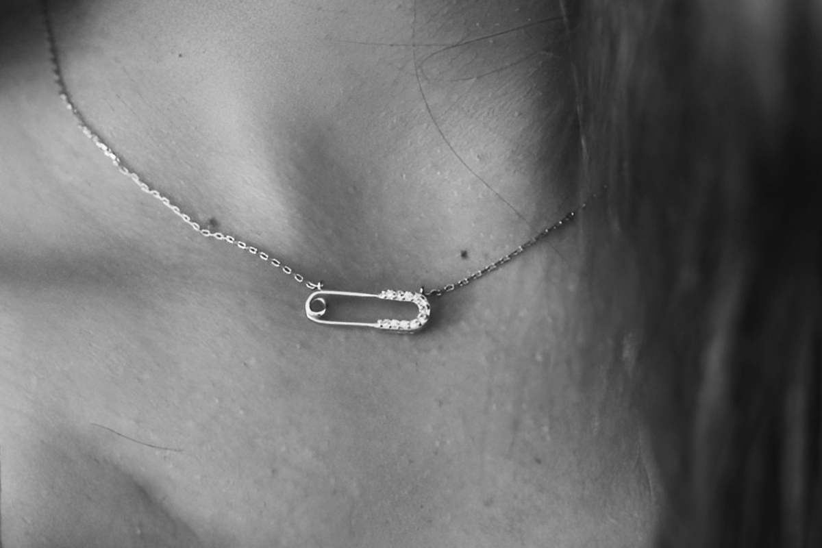 Le motif de l’épingle de sûreté dans les bijoux. Une tendance passagère ou une mode à long terme ?