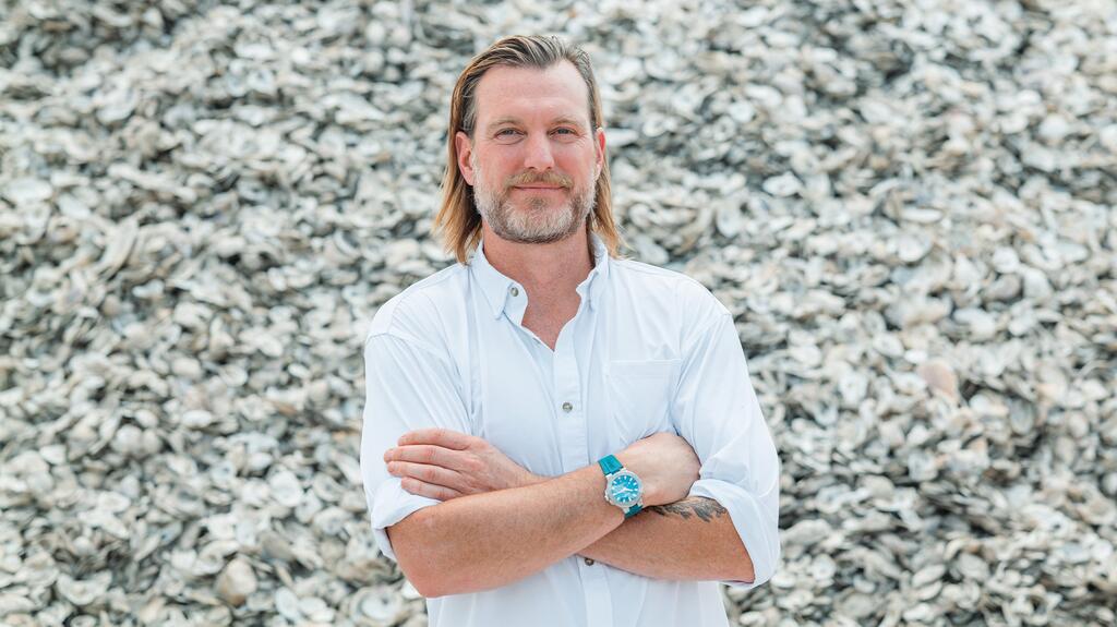 Le co-fondateur de Billion Oyster Project, Pete Malinowski, portant une édition limitée de New York Limited II de New York. Billion Oyster Project Pete Malinowski et Oris New York Harbor Limited Edition II