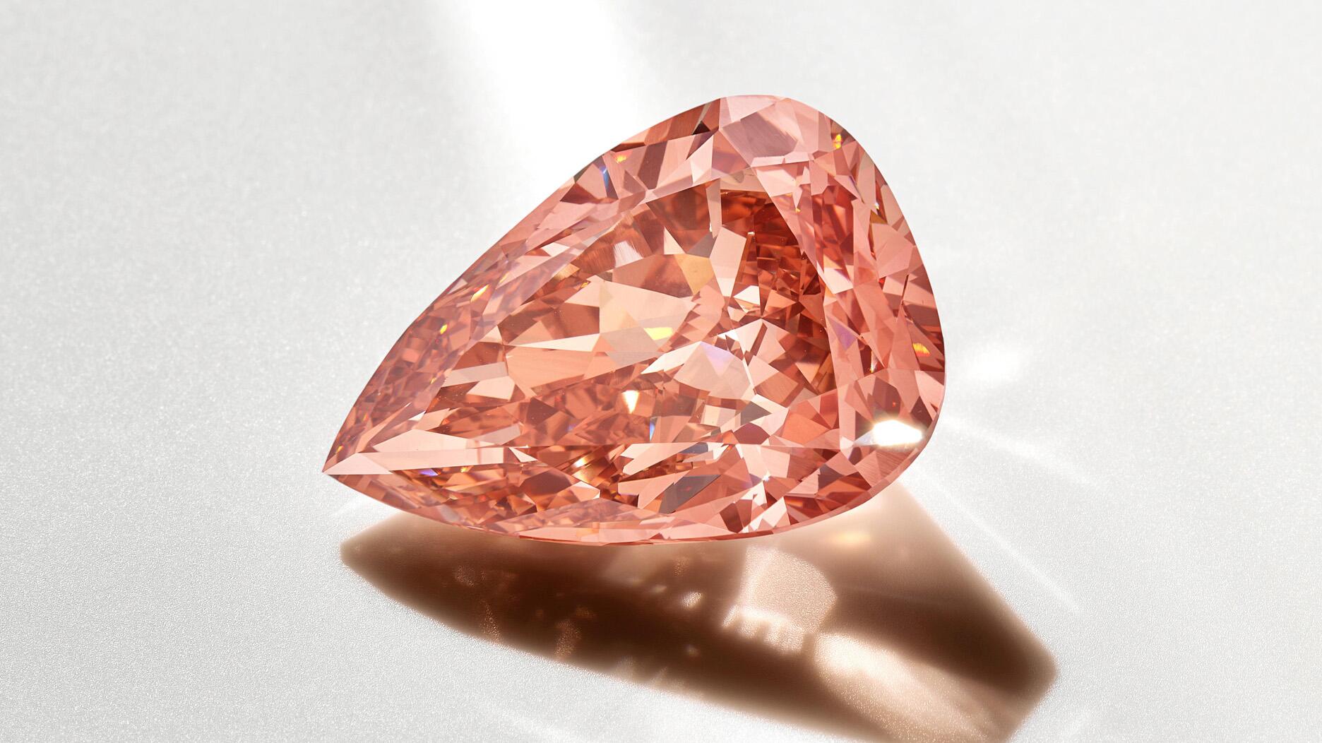 La vente des EAU de Sotheby pour comporter un diamant rose orangy fantaisie 32 carats