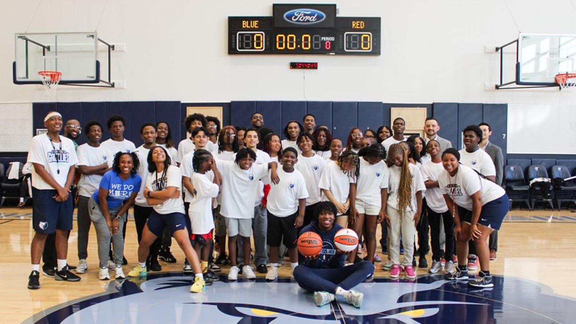 La cabane en rondins de Sissy fait don de fournitures scolaires aux étudiants de Memphis