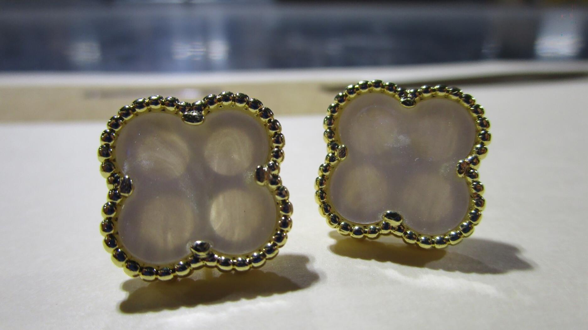 Les douanes saisissent 7 300 paires de fausses boucles d'oreilles «Alhambra»