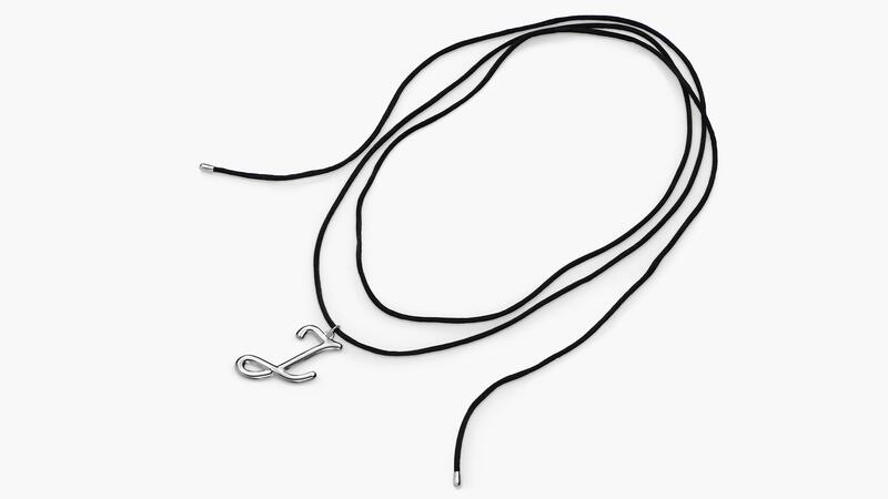 Un collier «Signature Initial» avec un pendentif initial en argent sterling sur cordon noir (150 $) Toutes les heures: Stephanie Gottlieb Fine Jewelry x Oak et Luna Signature Initial Collier