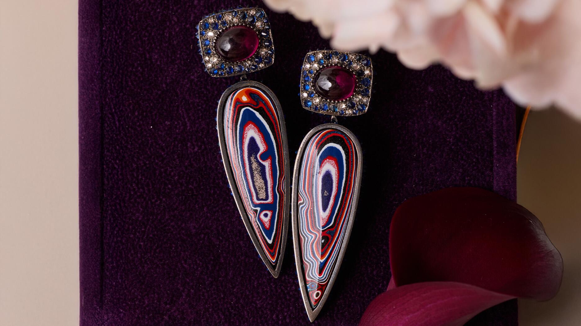 Pièce de la semaine: Boucles d'oreilles Fordite et Rhodolite d'Arunashi