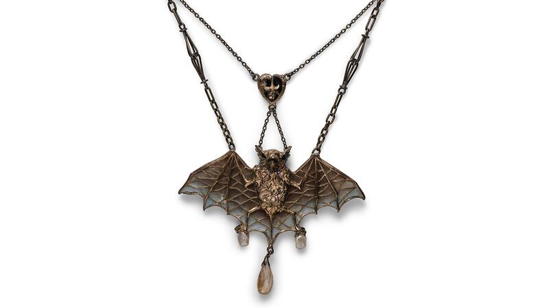 Un collier de chauve-souris, vers 1900, en émail en argent, en or, perle et plice-à-nuit du designer français Lucien Janvier. Collection de Neil Lane. (Crédit d'image: Lendon Flanagan) Collier de chauve-souris Lucien Janvier