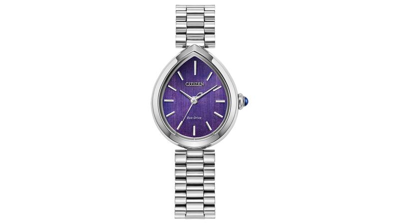 Le bracelet en acier inoxydable / version en cadran violet de la «Rainell» (425 $). Citizen a déclaré qu'il incorporait les «couleurs les plus disposées de la saison» dans la collection, du Royal Purple au Green Emerald. Bracelet argenté citoyenne Rainell