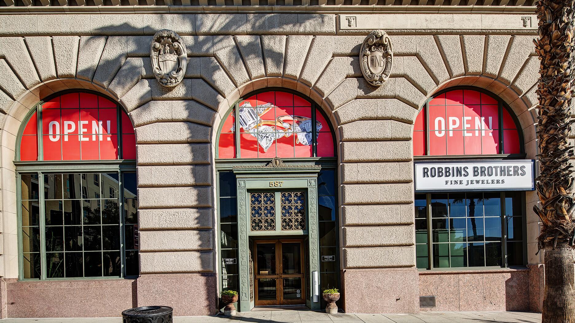 Découvrez l'intérieur du nouveau produit phare de Robbins Brothers Fine Jewelers à Pasadena