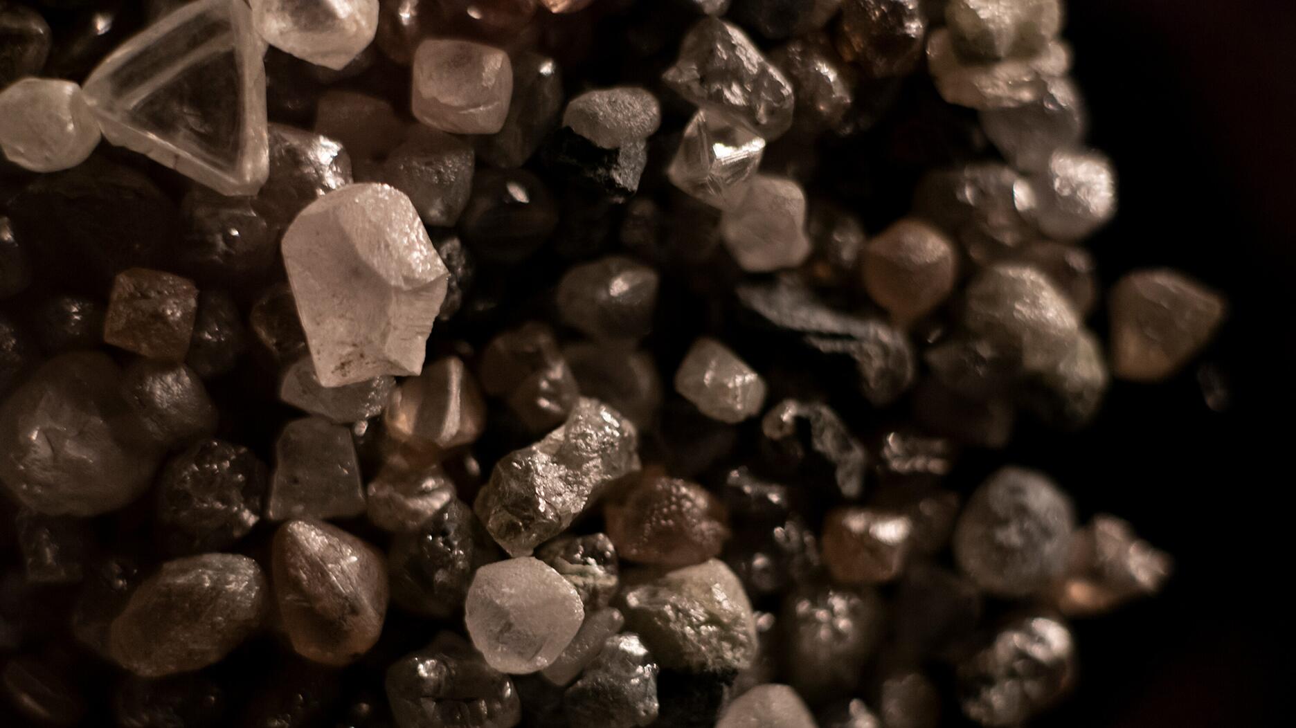 Les diamants traçables de marque De Beers sont déployés chez 19 détaillants