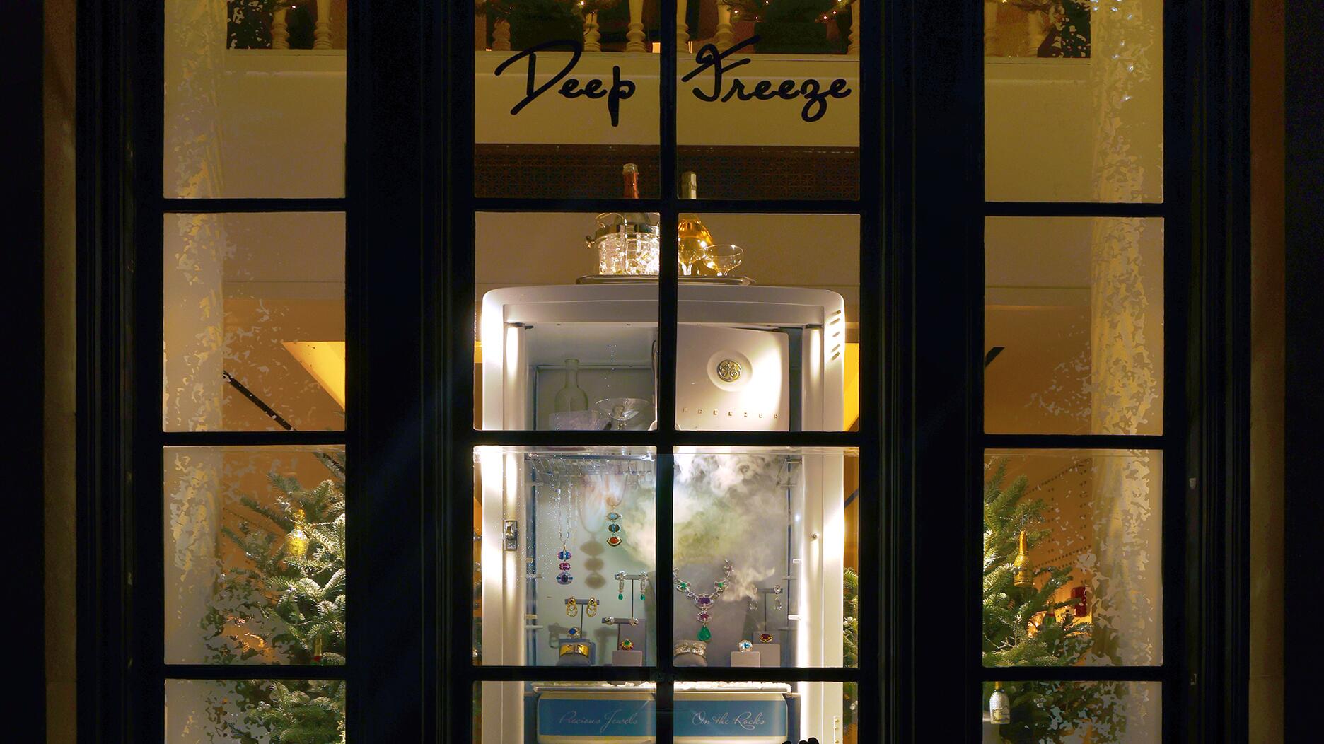 David Webb révèle une vitrine de vacances glacée