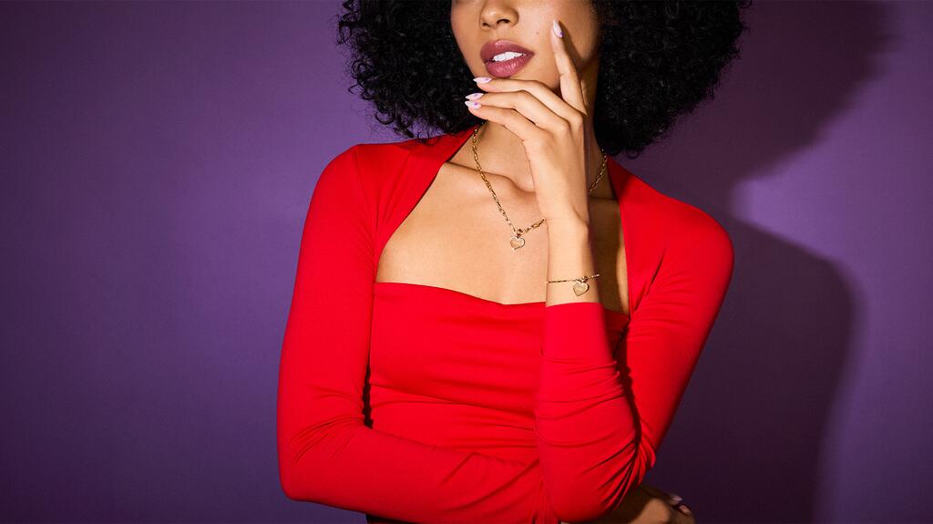 Les charms Zales x Sweethearts sont dotés d'un fermoir à charnière, permettant à la pièce d'être portée sur une gamme de colliers ou de bracelets. Charme Zales x Sweethearts porté