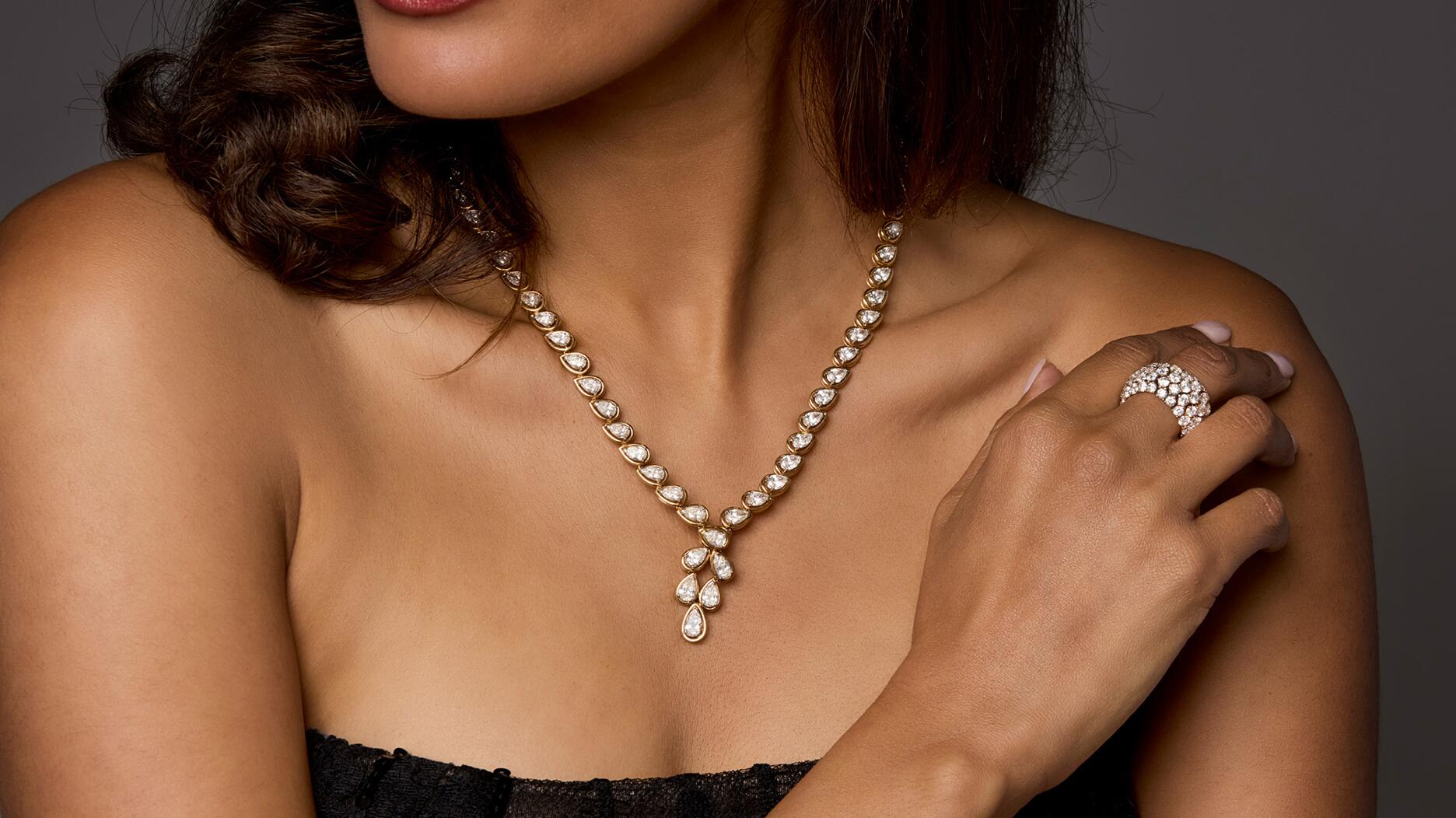Les bijoux de Joanna Carson mènent la vente de gants blancs