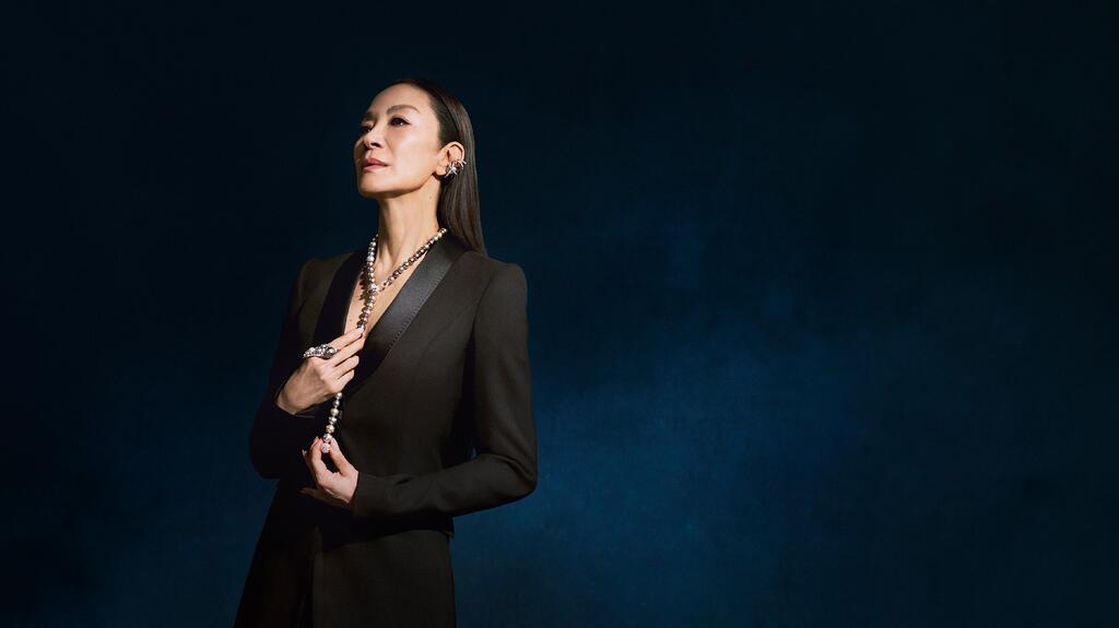 Le look final de Yeoh pour la campagne, qui présente des bijoux en perles noires, mélange harmonieusement passé et futur dans une expression raffinée à la fois classique et contemporaine, a déclaré la marque. Michelle Yeoh 1893 Mikimoto