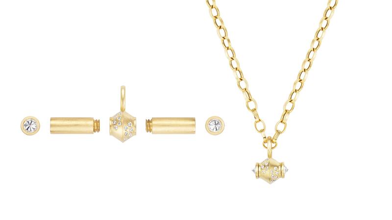 Les composants du pendentif en or jaune 18 carats se dévissent afin de pouvoir être porté de multiples façons. À droite, le pendentif avec les extrémités inversées serties de diamants vissées directement au centre sans les tubes en or brossé. Ophelia Eve Scroll Toggle Pendentif Style de plusieurs façons