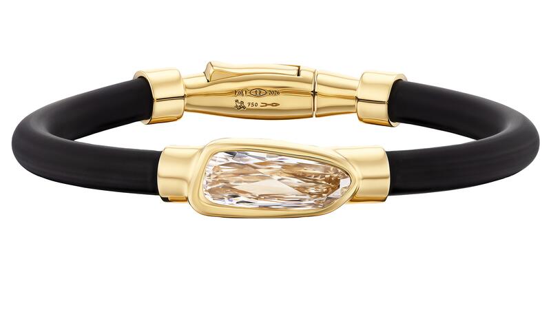 Le bracelet « Carbon » doté d'un diamant poire taille fantaisie de 3,71 carats serti dans de l'or jaune 18 carats sur un cordon en caoutchouc avec des accents de diamants de 0,02 carat sur du matériel en or jaune (90 000 $) Bracelet Diamant Poire Carbone Uniform Object