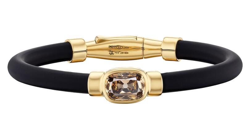 Un bracelet « Carbone » centré sur un diamant champagne taille coussin de 2,25 carats serti sur or jaune 18 carats avec un cordon en caoutchouc et 0,20 carats de diamants accentuant le fermoir (prix sur demande) Bracelet en diamants Champaign Carbone Uniform Object