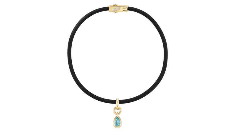 Le collier torque en caoutchouc « Carbone » avec 0,67 carats de diamants sur le fermoir en or jaune 18 carats (14 950 $) orné d'un pendentif « Carrosse » d'une tourmaline Paraíba taille poire de 1,80 carats (65 000 $) Collier de couple en carbone d’objet uniforme avec pendentif Carriage Paraiba