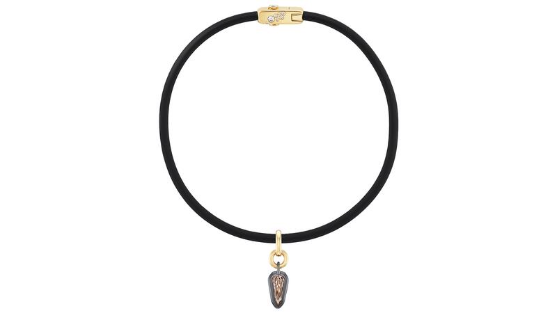 Le collier torque en caoutchouc « Carbon » avec 0,67 carats de diamants sur le fermoir en or jaune 18 carats (14 950 $) orné d'un pendentif « Carriage » d'un diamant champagne taille bouclier de 3 carats accentué par 0,51 carats de diamants ronds, le tout serti dans de l'or rose plaqué rhodium 18 carats avec du matériel en or jaune (85 000 $) Collier de couple en carbone Uniform Object avec pendentif en diamant champagne