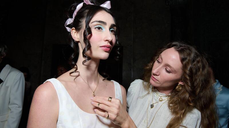 La créatrice de bijoux Kindred Lubeck vue avec un mannequin au défilé Tanner Fletcher Wedding portant son collier Artifex Bride « Lena » orné d'un diamant de taille européenne ancienne de 1,51 carat avec une bordure milgrain et un halo gravé à la main en or jaune 18 carats (14 600 $) Collier Kindred Lubeck Artifex Bride Lena