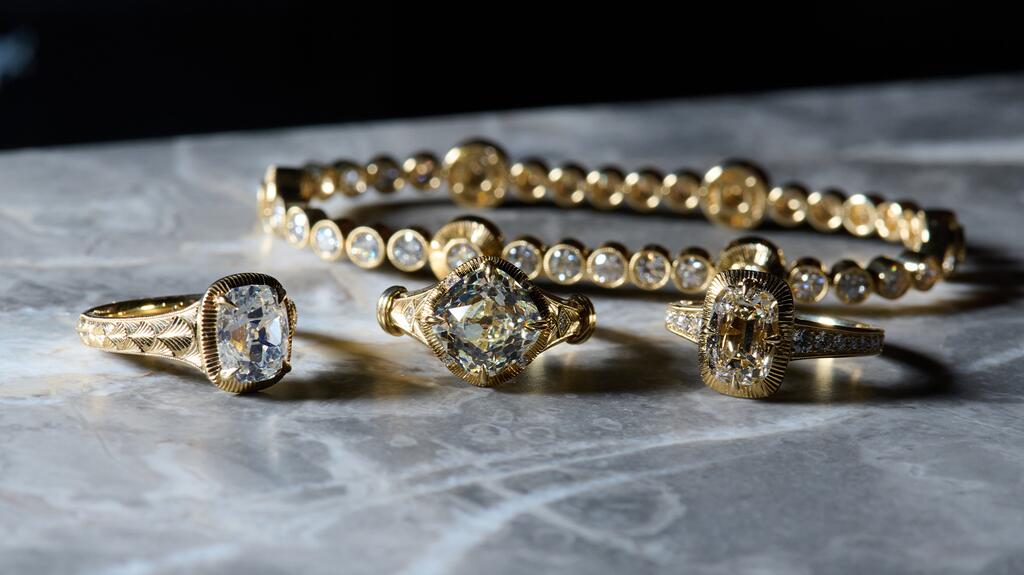 Dans la première collection nuptiale de Kindred Lubeck se trouvent, de gauche à droite, les bagues de fiançailles « Chiara » (35 000 $), « Olenna » (45 300 $) et « Fiamma » (21 900 $), ainsi que le bracelet tennis « Angeline » (31 400 $). Collection de mariée Kindred Lubeck Artifex