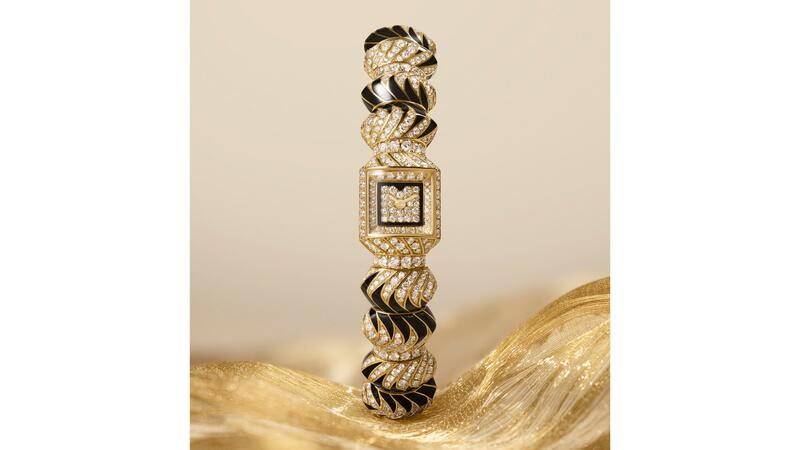 Le sertissage des perles du bracelet Myst utilise des pierres de différentes tailles et 112 heures de travail de sertissage ont été nécessaires à la pièce. Ses parties laquées et pavées sont enfilées sur un bracelet élastique sans fermoir, permettant à la montre de s'enfiler au poignet. Montre Cartier diamant Myst 2026