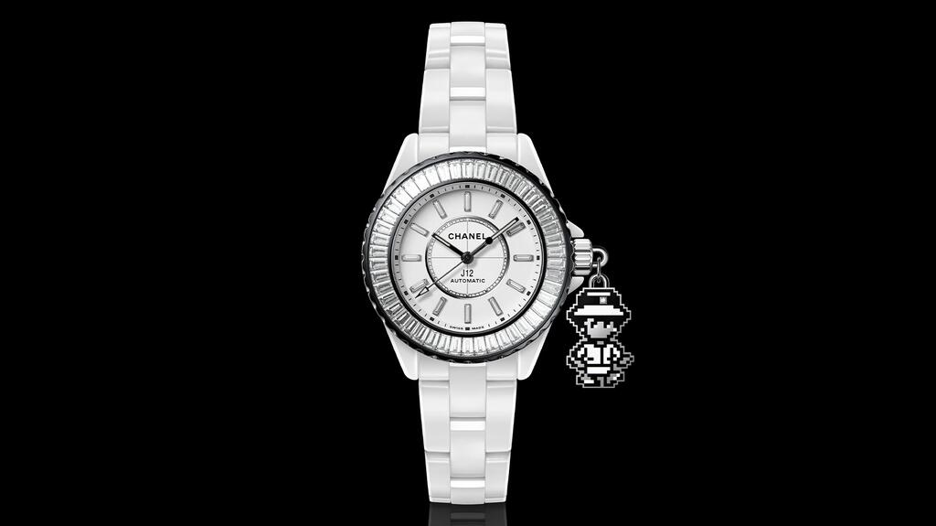La montre « J12 Coco Game Charms » présente le personnage pixélisé de Coco Chanel en acier poli laqué noir et blanc. Montre Chanel Coco Game Collection J12 Coco Game Charms