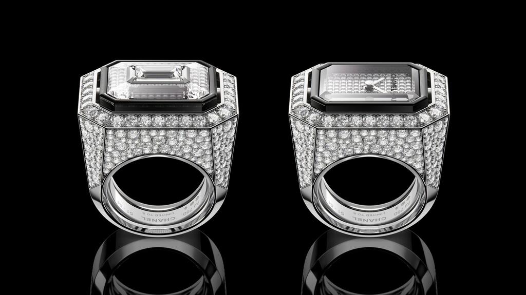La bague « Première Coco Game » en or blanc 18 carats retourne tête ou queue pour montrer soit le cadran de la montre, soit un diamant taille baguette de 0,90 carat dans un verre saphir en cristal. Chanel Coco Game Collection Première Bague de jeu Coco