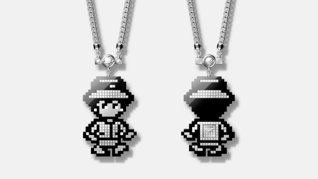 Le sautoir « Coco Game » représente Coco Chanel comme un personnage pixelisé en or blanc 18 carats et titane avec titane recouvert de PVD noir et diamants. Chanel Coco Game Collection Collier long Coco Game