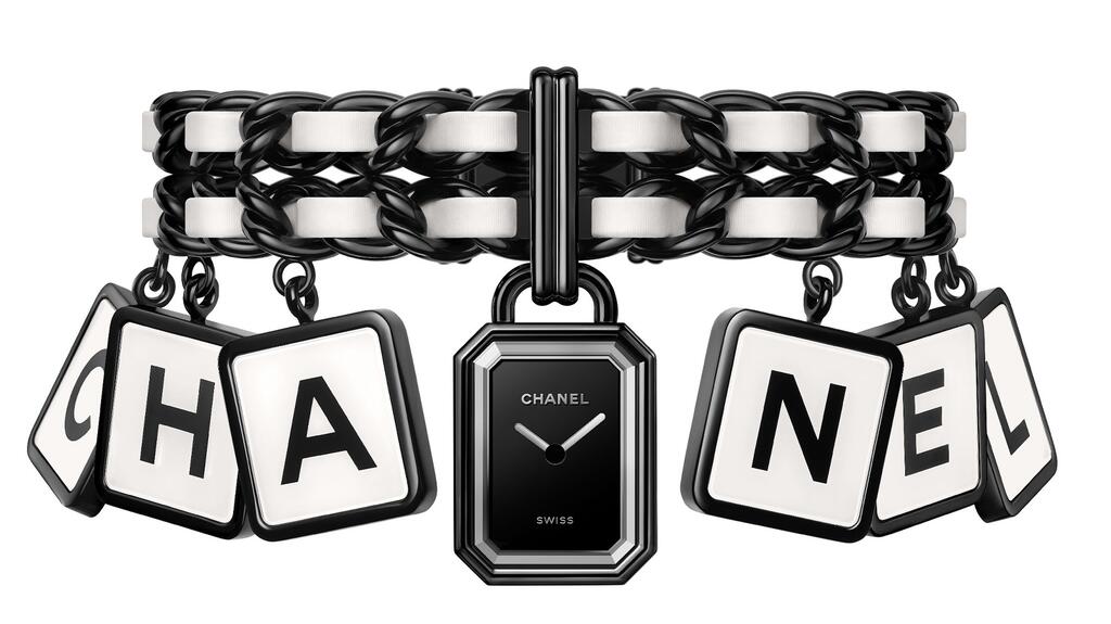 Le bracelet « Première Coco Game » comporte six charms lettres épelant « Chanel » avec un charm de montre au centre. Chanel Coco Game Collection Première Coco Game