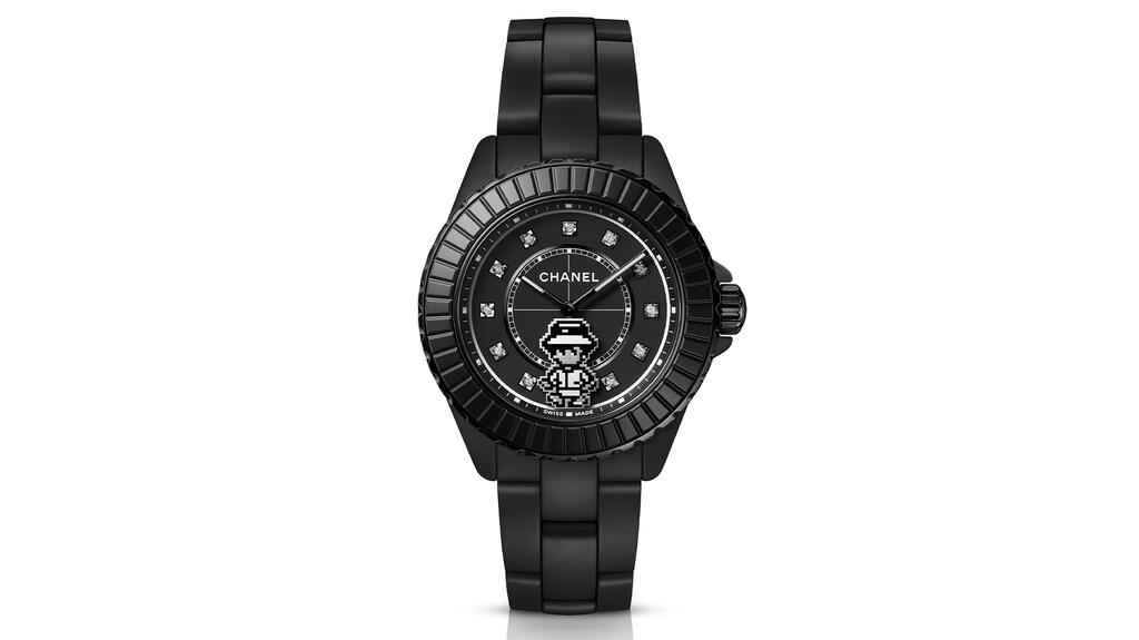 Le personnage pixelisé de Coco Chanel se déplace sur le cadran de la montre « J12 Coco Game » via l'aiguille des secondes en carbone. Montre de jeu Coco J12 de la collection Coco Game de Chanel