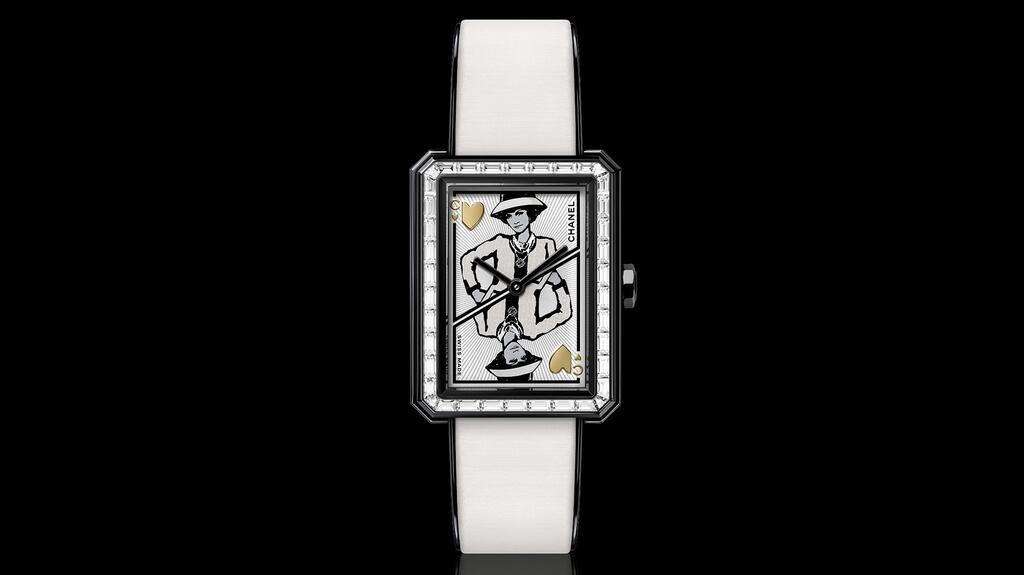 Coco Chanel est la reine de cœur pour la montre « Boy-Friend Coco Game » avec un bracelet en cuir de veau blanc et une garniture en cuir verni noir. Montre Coco Game Boy-Friend de la collection Coco Game de Chanel