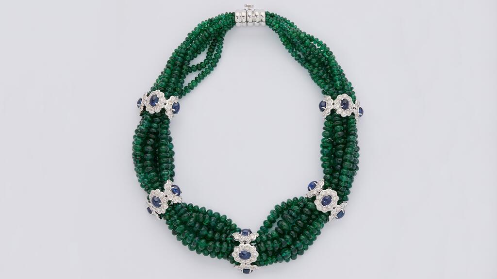 Un tour de cou torsade Giovane composé de sept rangs de perles d'émeraude avec des likes en or blanc 18 carats et des cabochons de saphir entourés de diamants de taille circulaire. Roberta Flack : ventes aux enchères de style, d'art et de musique Giovane Torsade Necklace