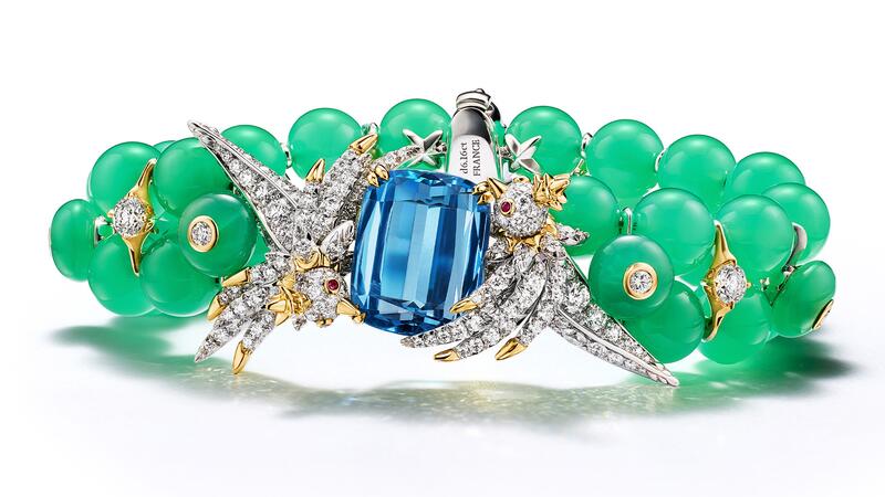Le bracelet assorti « Bird on a Rock » utilise également des perles de chrysoprase comme anneau, rehaussé de diamants en or jaune 18 carats. Ici, les oiseaux sont perchés sur une aigue-marine taille coussin de 9,53 carats (prix sur demande) Tiffany & Co. Blue Book 2026 : Oiseau de jardin caché sur un bracelet aigue-marine et chrysoprase rocheuse
