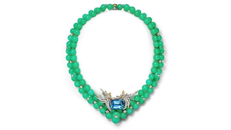 Le collier « Bird on a Rock » avec des perles de chrysoprase présente deux oiseaux en platine et en or jaune 18 carats aux yeux ronds en rubis sur une aigue-marine brésilienne taille coussin de 22,60 carats, teinte Santa Maria. Les oiseaux et leur perchoir aigue-marine se détachent pour devenir une broche (prix sur demande) Tiffany & Co. Blue Book 2026 : Oiseau de jardin caché sur un collier aigue-marine et chrysoprase rocheuse
