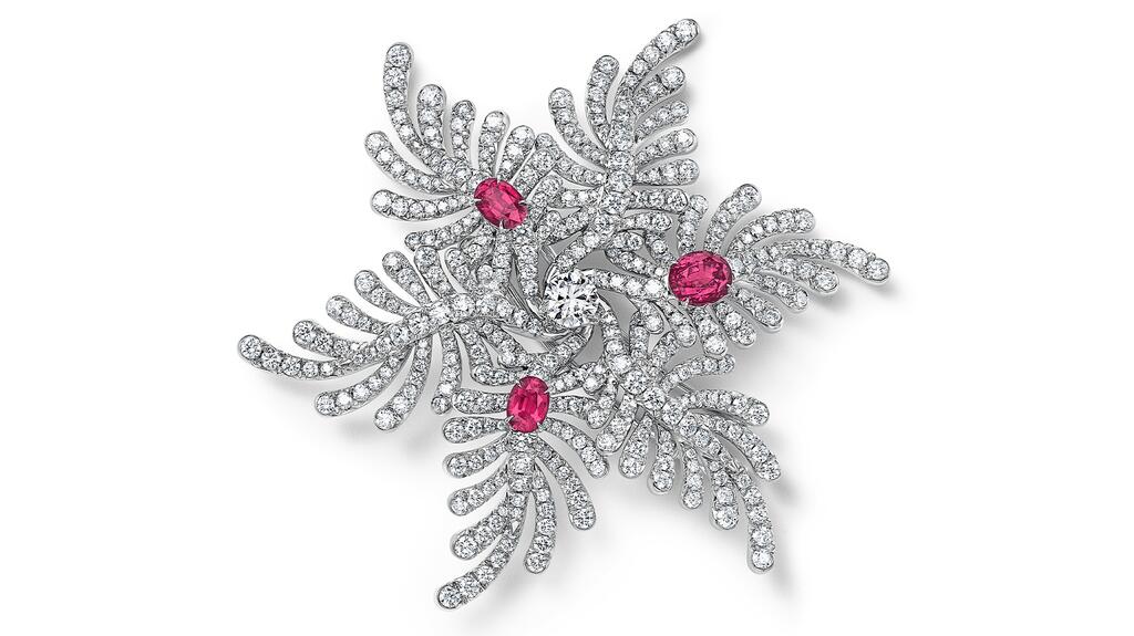 Une broche « Palm » en platine ornée de trois rubis ovales non rehaussés totalisant 1,79 carats rehaussés de diamants (prix sur demande) Tiffany & Co. Blue Book 2026 : Broche rubis non améliorée avec palmier de jardin caché