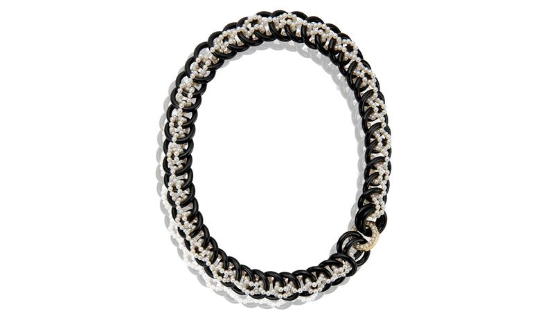 Le collier chaîne « Eclipse » assorti utilise des maillons en onyx taillés sur mesure et des perles d'eau douce blanches et est terminé par un fermoir en or jaune 18 carats orné de 2,89 carats de diamants (prix sur demande) Melanie Georgacopoulos Collier chaîne éclipse