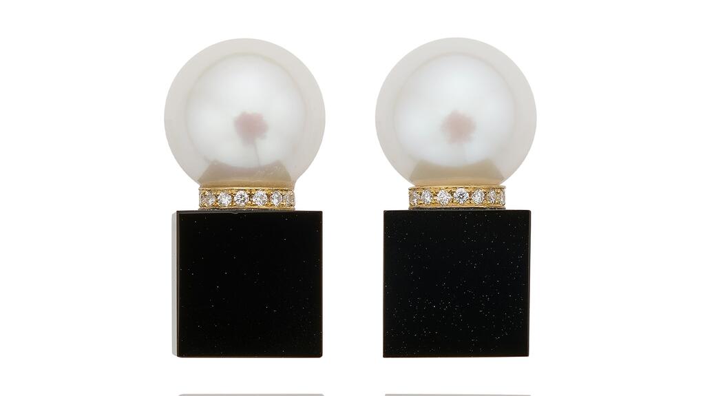 Une paire de boucles d'oreilles « Cube » comportant un cube d'onyx, une perle d'eau douce blanche et 0,32 carat de diamants en or jaune 18 carats (7 535 $) Melanie Georgacopoulos Collection Eclipse Boucles d'oreilles à tige en forme de cube en onyx