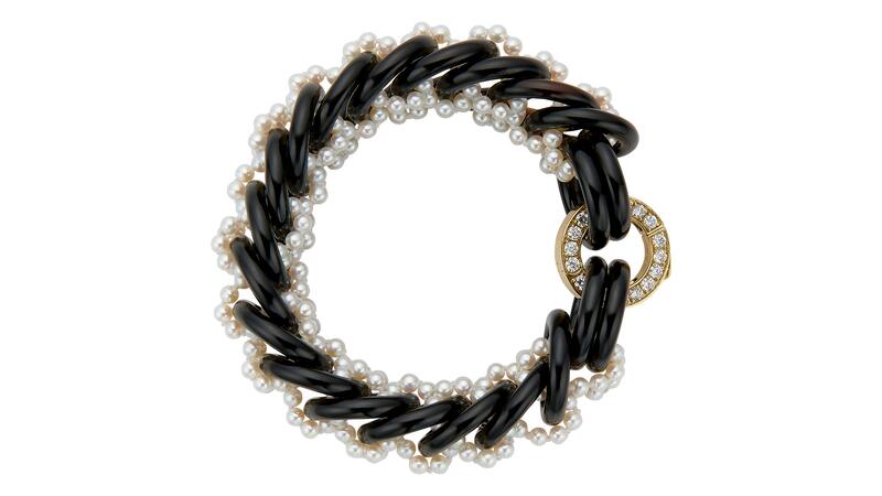 Le bracelet chaîne « Eclipse » composé de maillons en onyx tressés de perles d'eau douce blanches et d'un fermoir en or jaune 18 carats serti de 2,89 carats de diamants (prix sur demande) Melanie Georgacopoulos Bracelet chaîne éclipse