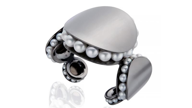 Le bracelet disque « Eclipse » avec des perles d’eau douce blanches serties entre des disques en argent sterling plaqué rhodium noir (12 745 $) Melanie Georgacopoulos Bracelet disque Eclipse