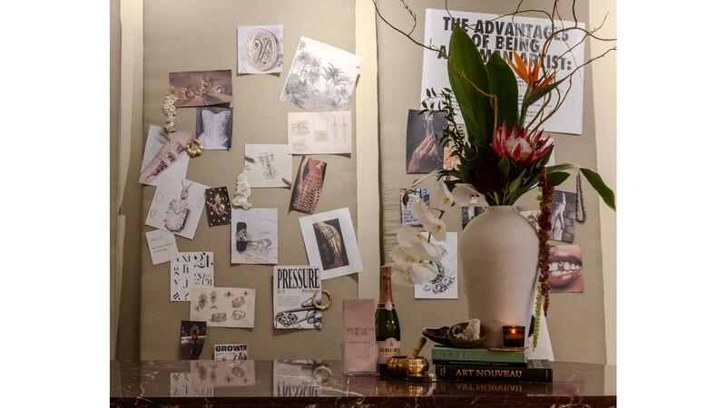 Le magasin dispose également de ce que Langhoff décrit comme un « tableau Pinterest en direct », un espace dans lequel elle et les membres du personnel publient des photos, des œuvres d'art et des croquis personnels qui les inspirent actuellement. (Crédit photo : Meaghan Shuptar) Tableau Pinterest en direct Parure + Théorie