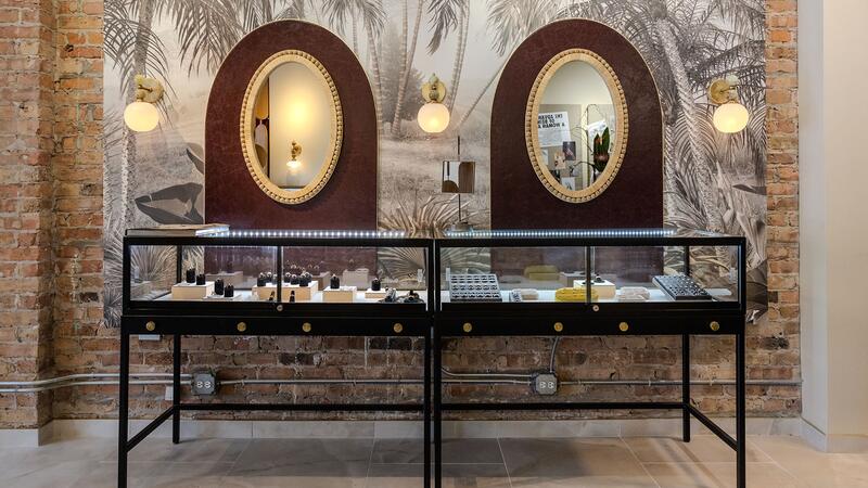 Le papier peint en forme de palmier du magasin est à la fois une touche moderne (le papier peint est de retour en force) et un clin d'œil à l'héritage caribéen de Langhoff. Elle est originaire de Porto Rico, même si elle a désormais passé plus de la moitié de sa vie à Chicago. (Crédit photo : Meaghan Shuptar) Papier peint Parure + Théorie palmier