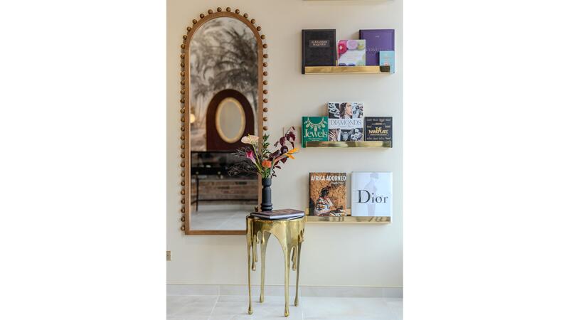 Le magasin dispose de plusieurs miroirs, dont celui-ci sur toute la longueur, utile pour permettre aux clients de voir comment les bijoux fonctionnent avec l'ensemble de leur tenue. (Crédit photo : Meaghan Shuptar) Miroir pleine longueur Parure + Théorie