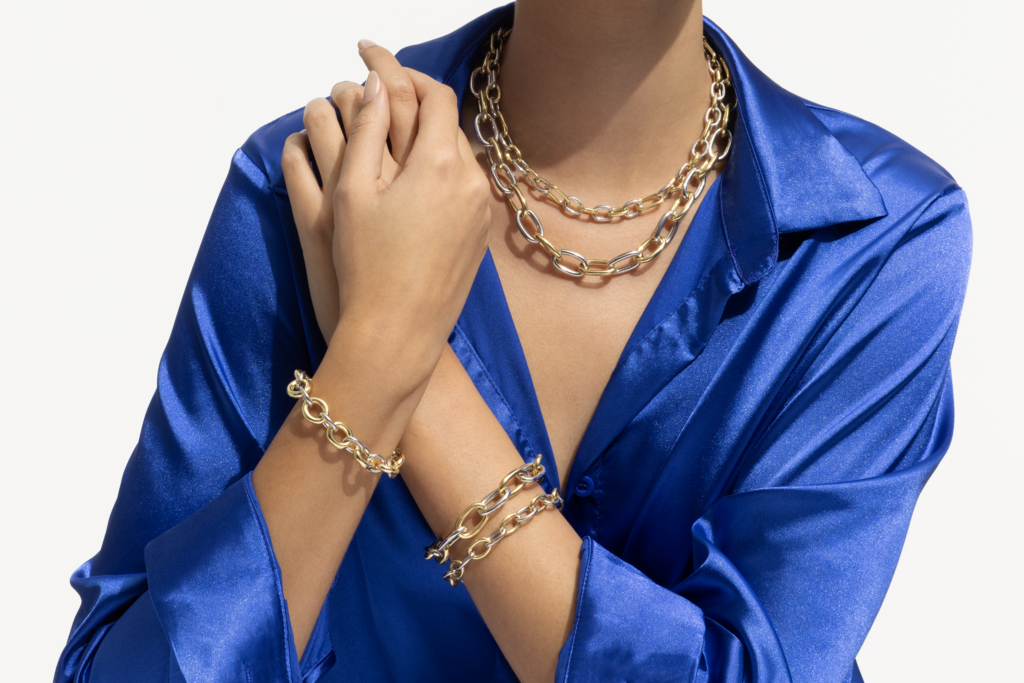 Le mannequin porte des maillons en or véritable 18 carats et en argent sterling de la collection Lucida de Royal Chain. SINEM_YAZICI_ROYAL_CHAIN20378.png