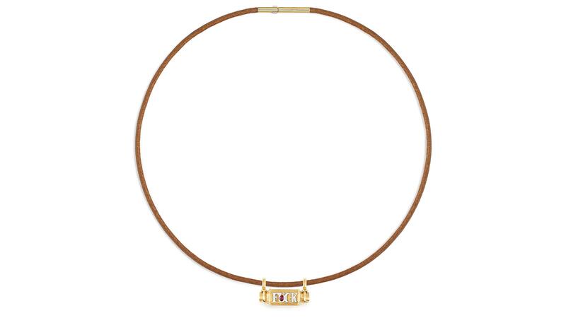 Accroché à un micro cordon en cuir « Lasso », le médaillon smash « Fuck » utilise de l'or jaune et blanc 18 carats et un rubis de 0,07 carat (6 900 $). Marie Lichtenberg Fuck Smash Médaillon Collier