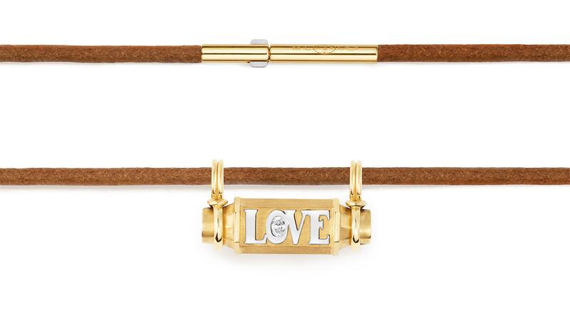 Le médaillon smash « Love » en or jaune et blanc 18 carats avec un diamant de 0,09 carat (7 040 $) Collier médaillon Love Smash Marie Lichtenberg
