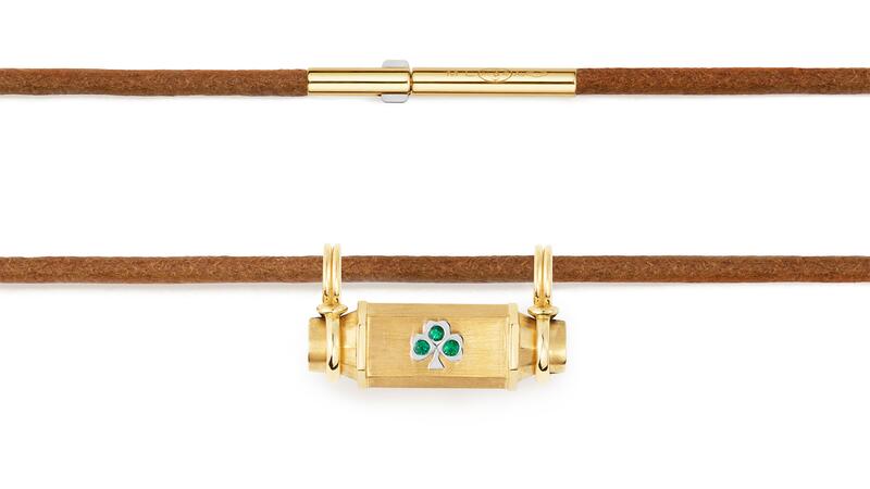 Le médaillon smash « Clover » présente trois émeraudes dans un trèfle en or blanc 18 carats serti sur de l'or jaune 18 carats (6 740 $). Collier médaillon trèfle Marie Lichtenberg