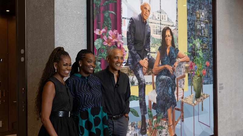 Barack et Michelle Obama avec Njideka Akunyili Crosby devant The Obamas: Spring Forth Portrait