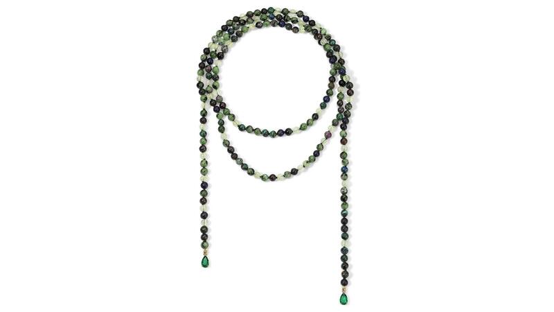 Le foulard « Lady » présente deux émeraudes pivotantes taille poire totalisant 3,13 carats en or jaune 18 carats tombant d'un brin de perles d'azurite, de malachite, de rubis zoïsite et de préhnite (21 200 $). Écharpe Dame Jade Ruzzo