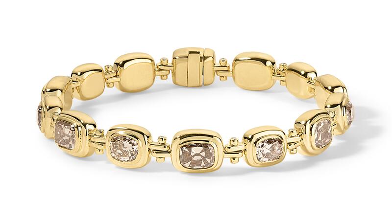 Le bracelet « Lady » en or jaune 18 carats est orné de 11,65 carats de diamants champagne taille coussin (71 400 $). Bracelet Dame Jade Ruzzo